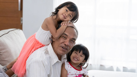 Ilustrasi anak dimanja kakek. Foto: Shutter Stock