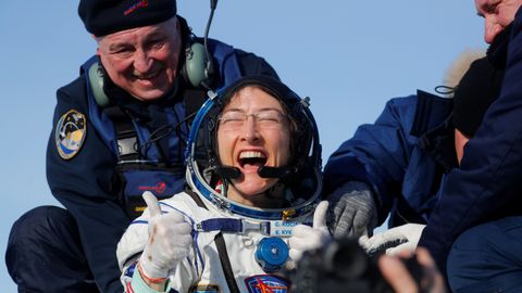 Petugas membantu astronot NASA Christina Koch turun dari kapsul Soyuz MS-13 setelah mendarat di Dzhezkazgan, Kazakhstan. Foto: AFP/SERGEI ILNITSKY