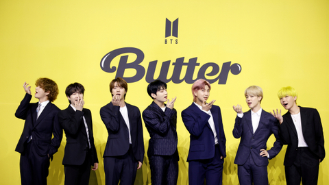 Anggota boy band K-pop BTS saat mempromosikan single baru mereka 'Butter' di Seoul, Korea Selatan, Jumat (21/5). Foto: Kim Hong-Ji/REUTERS