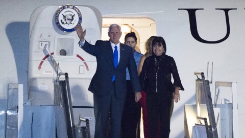 Eks Wapres AS Mike Pence tiba di Bandara Halim. Foto: Antara/Rosa Panggabean
