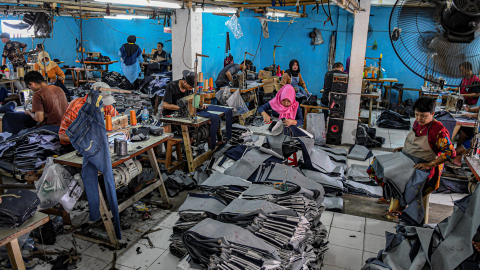 Pekerja menyelesaikan jahitan celana jeans di sebuah industri konveksi di Jakarta. Foto: ANTARA FOTO/Muhammad Adimaja