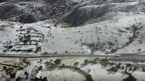Wilayah Abha, Arab Saudi tertutup salju usai badai musim dingin. Foto: Rashud Al-Harithi/via REUTERS