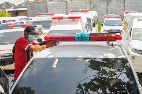 Pekerja menyelesaikan pemasangan lampu sirene mobil ambulans di Babelan, Kabupaten Bekasi, Jawa Barat. Foto: Fakhri Hermansyah/Antara Foto