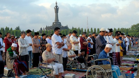Umat Islam melaksanakan solat Idul Fitri 1440 H di Lapangan Puputan Margarana, Renon, Denpasar, Bali, Rabu (5/6). Foto: ANTARA FOTO/Nyoman Hendra Wibowo