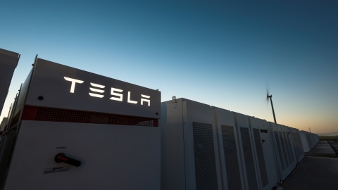 Wall Street Cetak Rekor Berkat Kenaikan Saham Tesla (1)