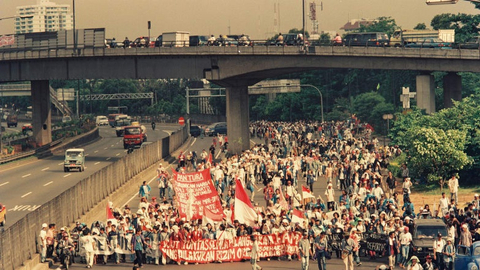 Mahasiswa berunjuk rasa di depan Gedung DPR RI pada Tahun 1998.   Foto: Dok. Muhammad Firman Hidayatullah