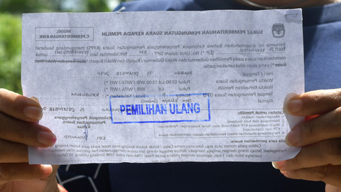 Pemilih menunjukan surat panggilan memilih saat mengikuti pelaksanaan pemungutan suara ulang (PSU) di TPS 11, Desa Kalukubula, Kecamatan Sigi Biromaru, Kabupaten Sigi, Sulawesi Tengah, Minggu (13/12). Foto: Mohamad Hamzah/ANTARA FOTO