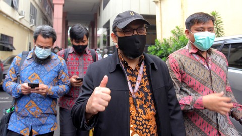 Mantan Penyidik Senior KPK Novel Baswedan dan sejumlah mantan pegawai KPK lainnya berjalan keluar gedung usai mengikuti uji kompetensi di Gedung TNCC, Divisi Humas Mabes Polri, Jakarta, Selasa (7/12/2021). Foto: Reno Esnir/ANTARA FOTO