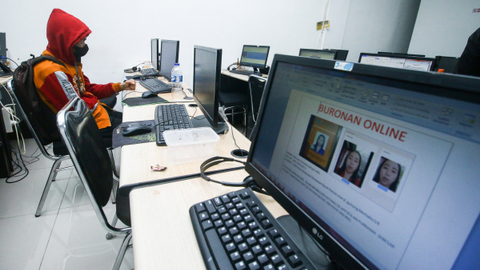 Pegawai PT Ant Information Consulting (AIC) saat penggerebekan kantor pinjaman online ilegal di Kelapa Gading, Jakarta, Senin (18/10). Foto: Rivan Awal Lingga/ANTARA FOTO