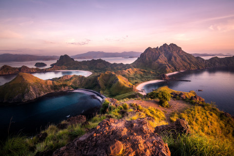 Pulau Padar di Kepulauan Komodo, Nusa Tenggara Timur. Keindahan kawasan Taman Nasional Komodo membuat Labuan Bajo semakin banyak dikuncungi wisatawan mancanegara. Foto: Luke Wait/Shutterstock