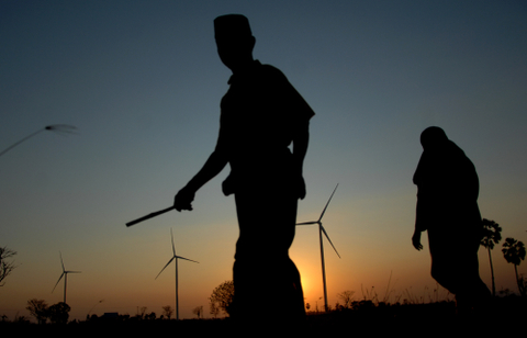 Warga melintas di sekitar Pembangkit Listrik Tenaga Bayu (PLTB) Jeneponto di Kecamatan Binamu, Kabupaten Jeneponto, Sulawesi Selatan, Rabu (23/10/2019). Foto: ANTARA FOTO/Abriawan Abhe