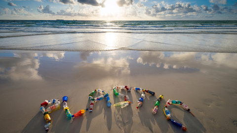 Ilustrasi sampah plastik di pantai. Foto: Shutter Stock
