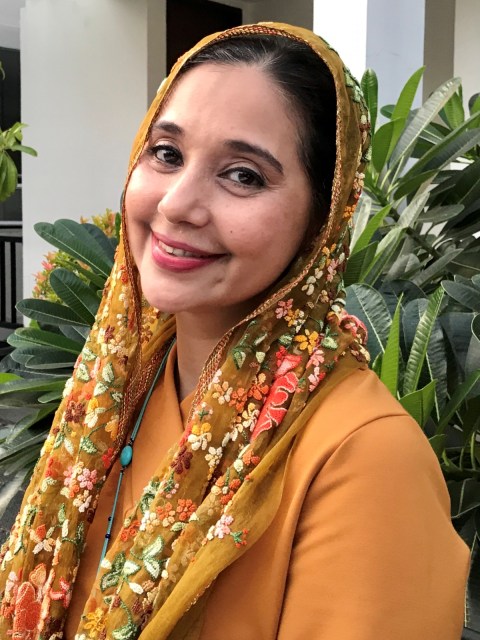 Rilis Lagu Religi, Ayu Azhari Ingin Ajarkan Kesederhanaan Pada Buah Hatinya (1)