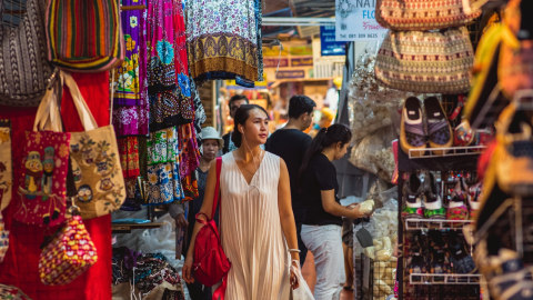 Ilustrasi wisatawan mencari oleh-oleh. Foto: Shutterstock