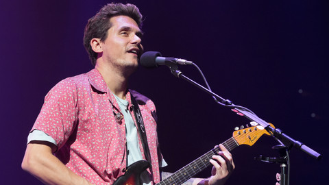Penyanyi John Mayer saat beraksi di atas panggung. Foto: AFP/Suzanne Cordeiro