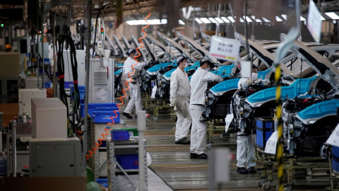 Sejumlah pekerja menyelesaikan perakitan mobil di dalam pabrik Honda Dongfeng, Wuham Hubei, China, Rabu (8/4). Foto: REUTERS / Aly Song