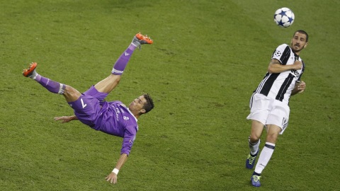 Salto Ronaldo tak mampu mengoyak gawang Buffon Foto: Reuters / Carl Recine Livepic