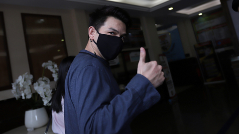 Artis sinetron Jonathan Frizzy alias Ijonk saat ditemui usai melaporkan istrinya Dhena Devanka di Polres Jakarta Selatan, Jakarta, Senin, (6/9). Foto: Ronny