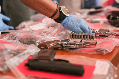 Polisi menunjukkan sebagian barang bukti senjata api rakitan saat rilis di Polres Kota Tangerang, Kabupaten Tangerang, Banten, Selasa (24/12). Foto: ANTARA FOTO/Fauzan