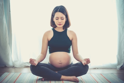 com-Wanita hamil sedang yoga Foto: Shutterstock