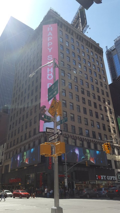 Fans Suho EXO memasang billboard ads di Times Square, New York. Foto: Suho Union Global