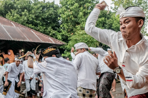 Peserta Perang Topat antusias mengikuti acara. Foto: dok. Kemenparekraf