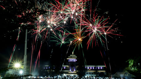 Suasana pesta kembang api pada malam tahun baru di Lapangan Gasibu, Bandung, Jawa Barat, Selasa (1/1/2019).  Foto: ANTARA FOTO/Novrian Arbi