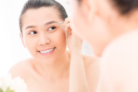 Ilustrasi membuat alis menggunakan pensil alis. Foto: Shutterstock
