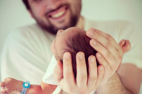 Ayah menggendong bayi Foto: Shutter Stock