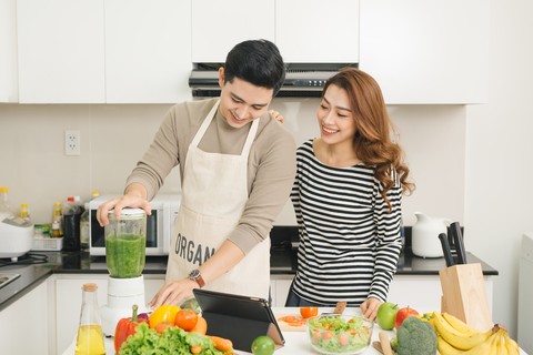 com-Ilustrasi suami masak di dapur Foto: Shutterstock