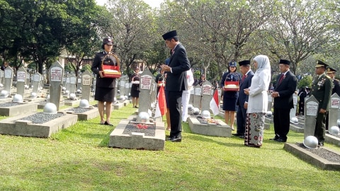 Jokowi Tabur Bunga Di Makam Pahlawan Revolusi Hingga Ainun Habibie Kumparan Com