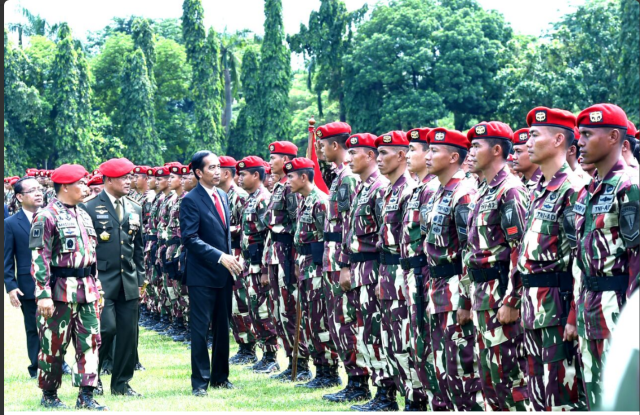 Presiden Jokowi di depan prajurit Kopassus  (Foto: Setneg RI)