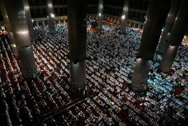 Salat berjemaah di Masjid Istiqlal, Jakarta. (Foto: Aditia Noviansyah)