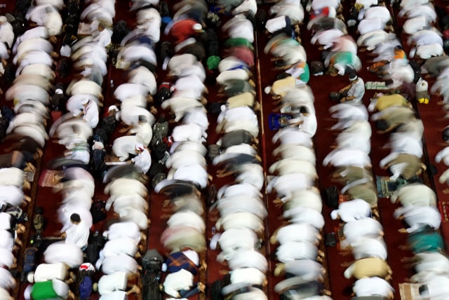 Umat Islam melaksanakan Salat di Masjid Istiqlal. (Foto:  Aditia Noviansyah)