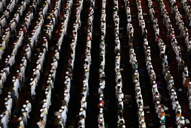 Peserta Demo Bela Islam 2/12 melaksanakan ibadah Salat Subuh berjamaah di Masjid Istiqlal, Jakarta. Mereka menuntut agar Gubernur non aktif Basuki T Purnama (Ahok) ditahan setelah ditetapkan menjadi tersangka di kasus penistaan agama. (Foto:  Aditia Noviansyah)