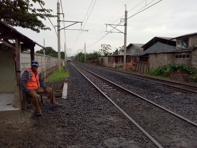 Di usia senja, secara sukarela Marjuki tetap sigap menjaga jalur Perlintasan kereta api di Kampung Nona Merah, Bekasi.   (Foto: Nikolaus Harbowo)