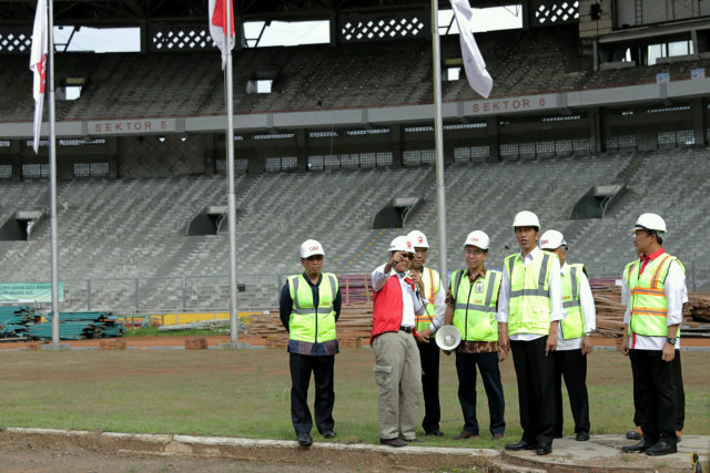 Presiden Jokowi meninjau renovasi Stadion Gelora Bung Karno (GBK) (Foto: Fanny Kusumawardhani/kumparan.com)