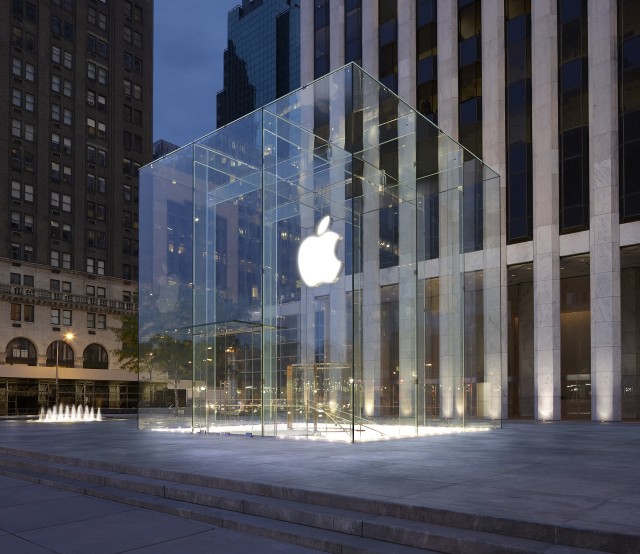 Toko ritel Apple Store yang berlokasi di Fifth Avenue, New York, Amerika Serikat. (Foto: Apple)