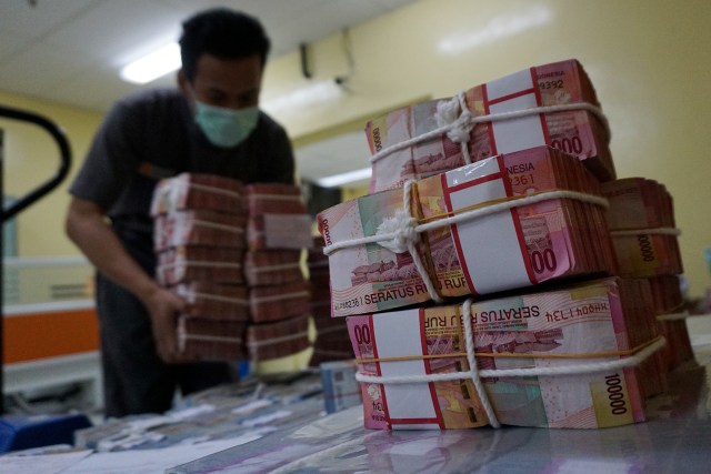 Petugas menata cetakan uang baru di Bank Indonesia (Foto: Aditia Noviansyah)