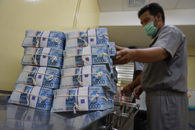 Petugas sedang menata uang di Bank Indonesia (Foto: Aditya Noviansyah)