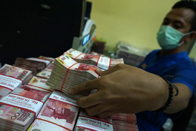 Petugas sedang menata uang di Bank Indonesia (Foto: Aditia Noviansyah)