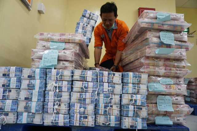 Petugas sedang menata uang di Bank Indonesia (Foto: Aditya Noviansyah)