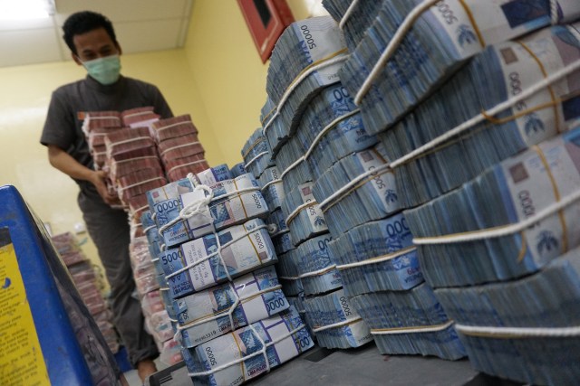 Petugas sedang menata uang di Bank Indonesia (Foto: Aditya Noviansyah)