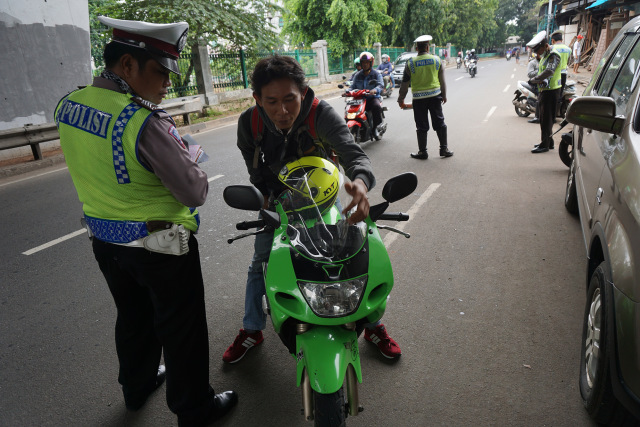 Polisi tengah melakukan razia rutin untuk menertibkan pengendara sepeda motor di Jakarta. Sebagian besar dari mereka ditilang karena melanggar peraturan lalu lintas. (Foto: Aditya Noviansyah)