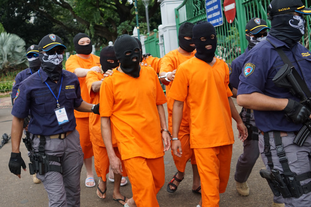 Aparat BNN bersama dengan pelaku kejahatan narkoba yang tertangkap. (Foto: Aditia Noviansyah)
