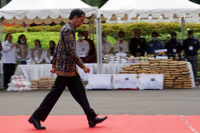 Presiden Joko Widodo terlihat berjalan disela acara pemusnahan barang bukti narkoba BNN. (Foto: Aditia Noviansyah)