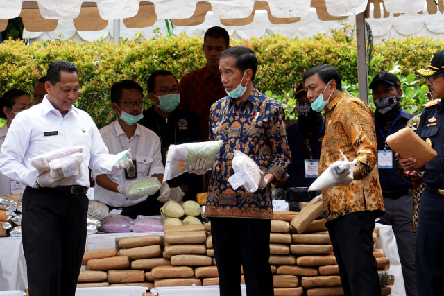 Kepala BNN Komjen Budi Waseso bersama Presiden Joko Widodo memegang barang bukti narkoba yang akan dimusnahkan. (Foto: Aditia Noviansyah)