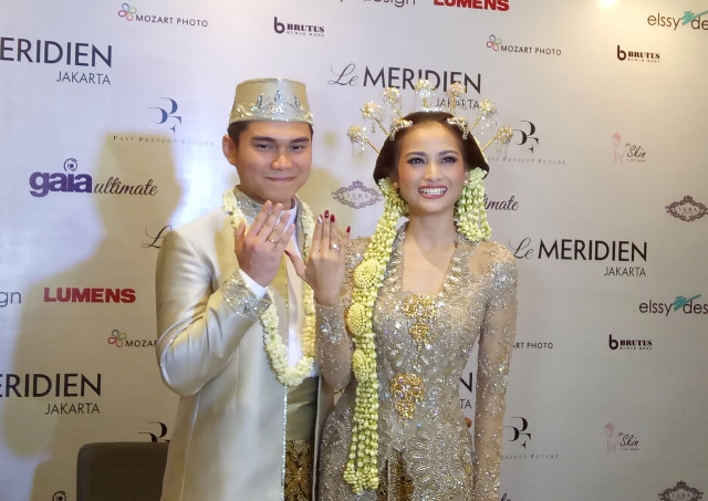 Acha dan Vicky telah sah menjadi suami istri (Foto: Okta Sanprista)