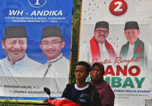 Baliho dua pasang calon di Banten pada Pilkada Serentak 2017 (Foto: Antarafoto)