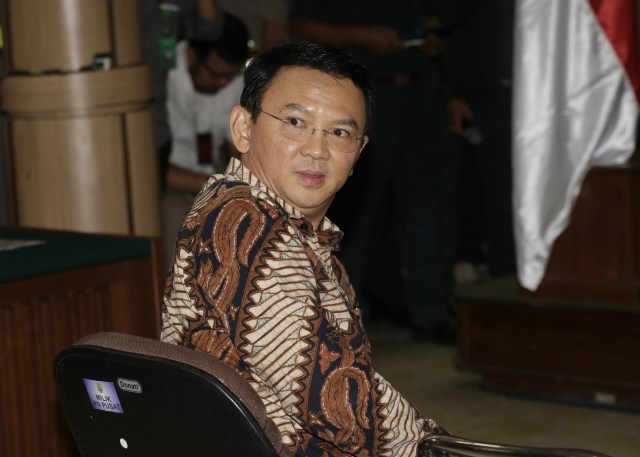 Ahok mengenakan batik motif parang pada sidang perdana yang digelar di Pengadilan Negeri Jakarta Utara (Foto: AP Pool)